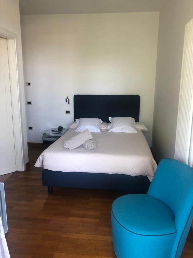 Le Petit Du Lac Sirmione Ruang foto