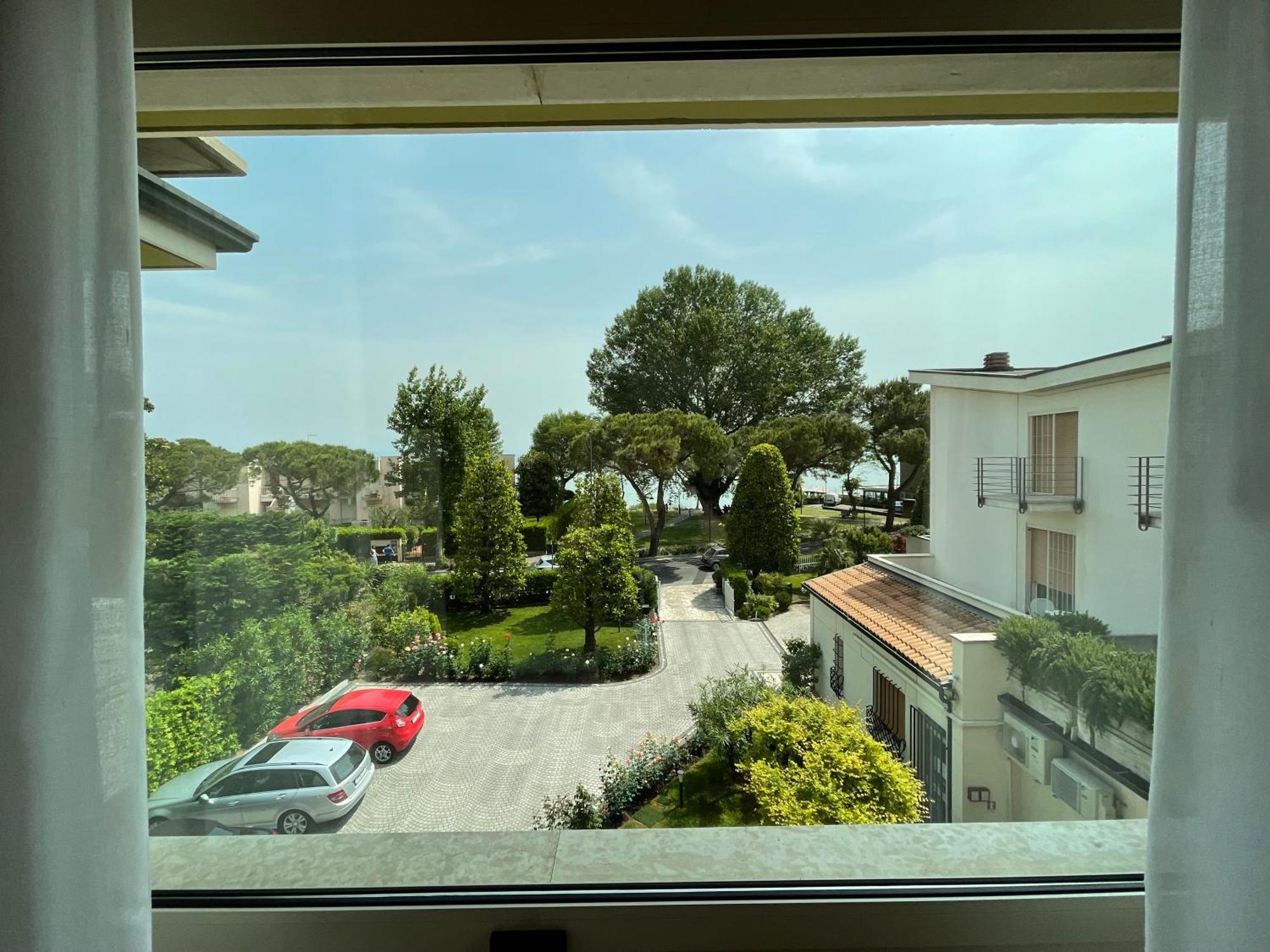 Le Petit Du Lac Sirmione Ruang foto