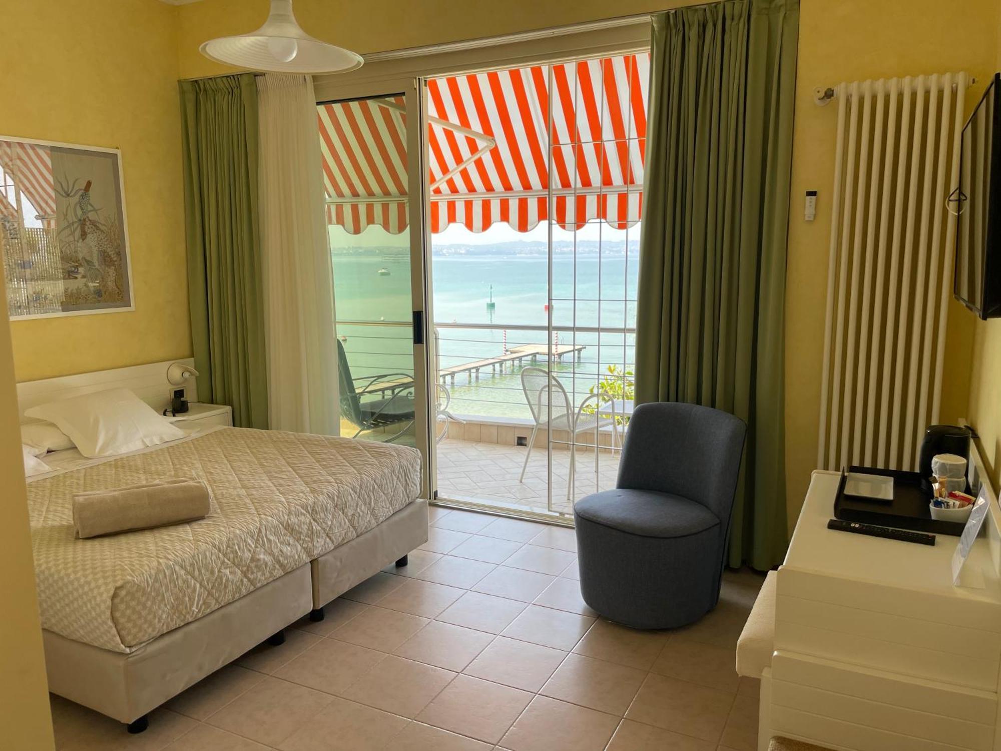 Le Petit Du Lac Sirmione Ruang foto